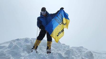 Чемпион Украины по альпинизму поднял сине-желтый флаг с подписью Зеленского на горе Денали - 285x160