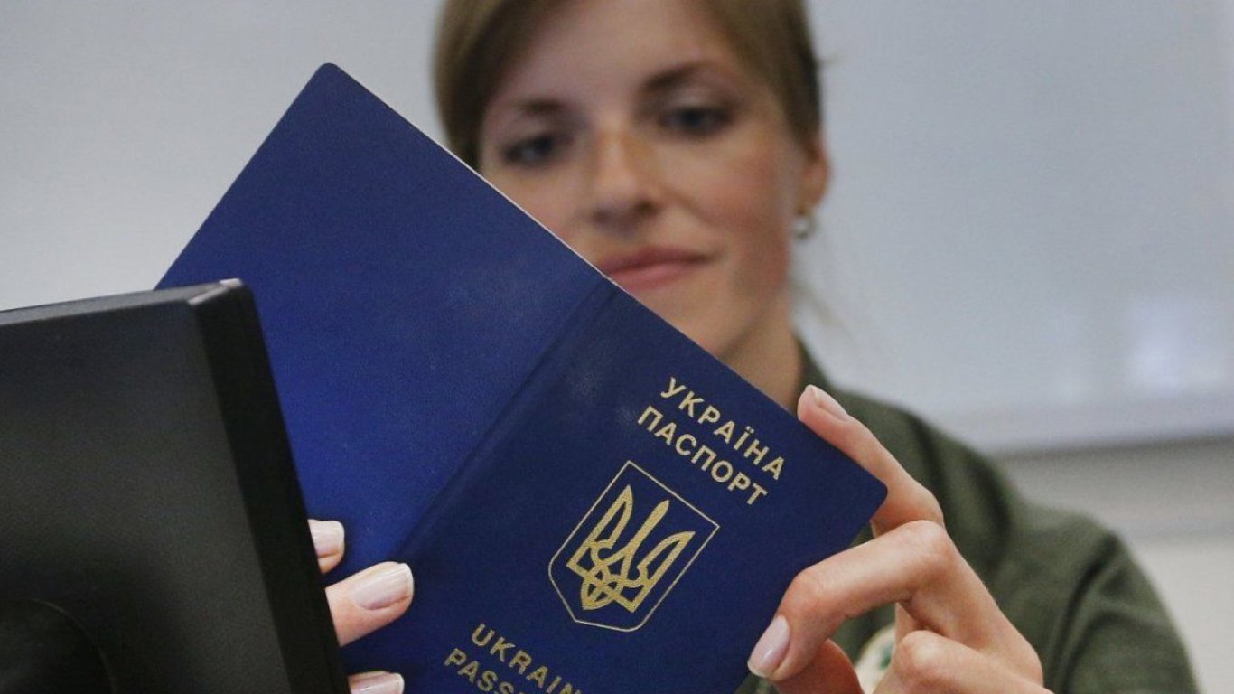 Отныне в Берлине можно оформить украинский паспорт: детали от МВД