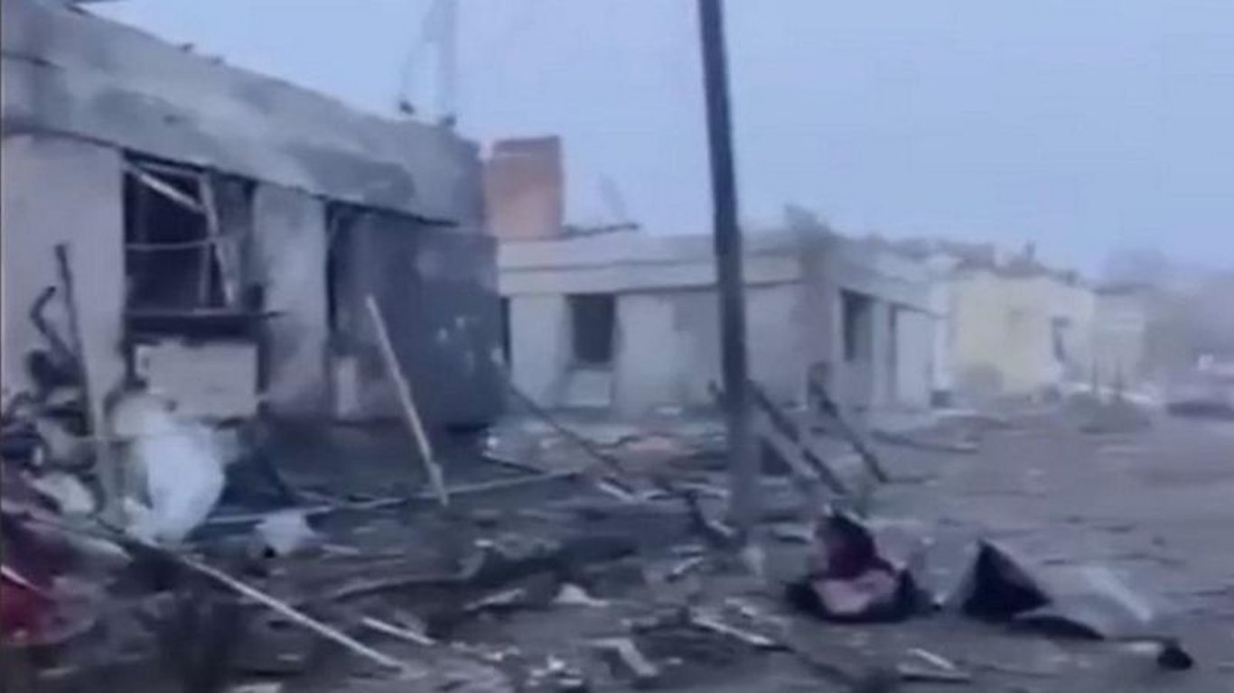 Ракета РФ уничтожила одну из улиц российской деревни Петропавловка дотла 2 января
