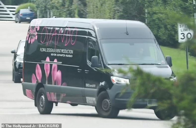 Джей Ло на тлі чуток про розлучення з Джей Ло замовила квіти на вечірку.