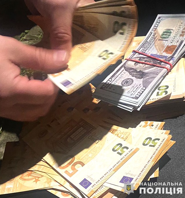 вилучені гроші під час схеми для ухилянтів на Львівщині