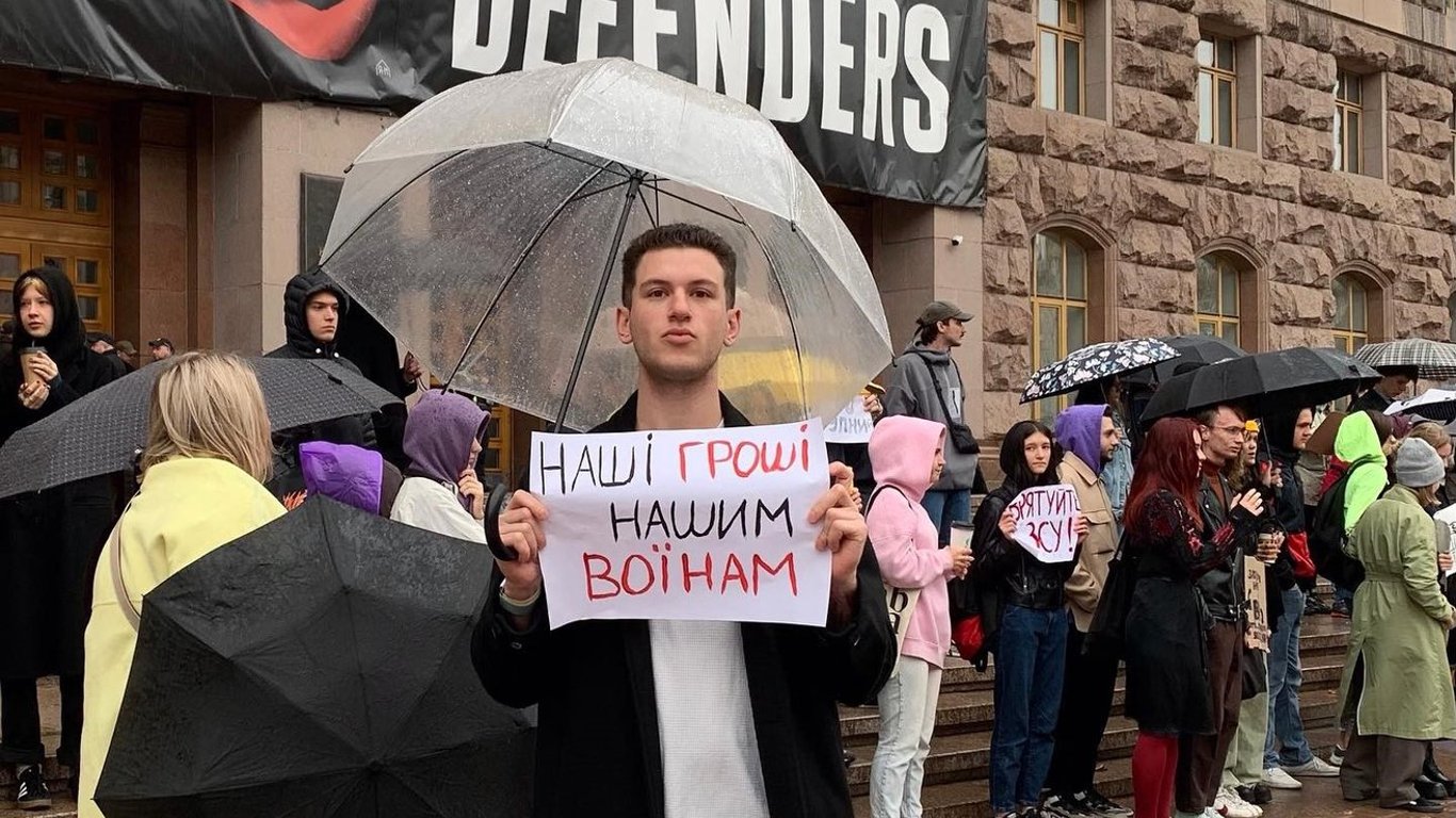 У Києві активіст отримав повістку після акції протесту: у КМДА відреагували