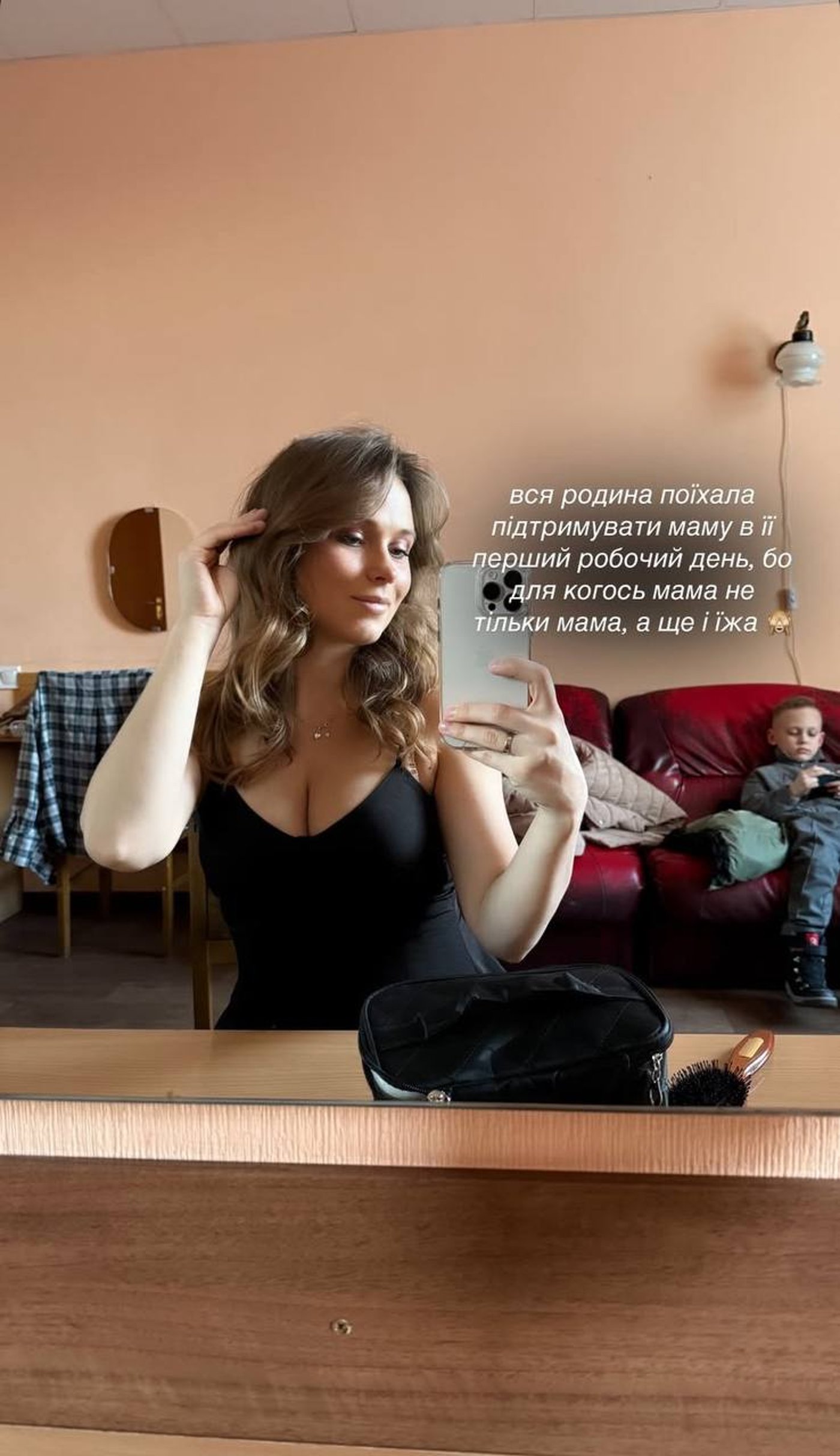 Анна Кошмал взяла дітей до театру - фото