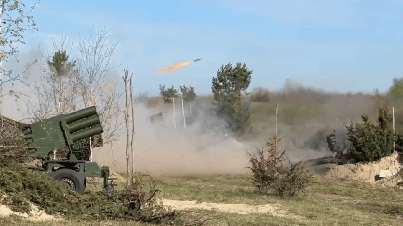 Пограничники-артиллеристы проходят обучение на РСЗО RAK-12 — впечатляющие кадры