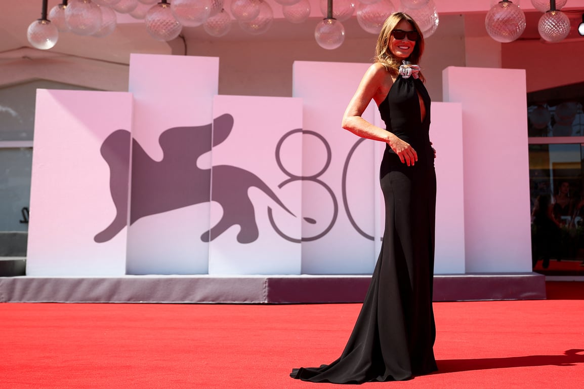 Розкішна Карла Бруні засліпила гламурним виходом на Венеціанському кінофестивалі - фото 2