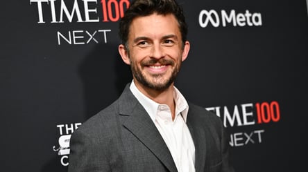 Jonathan Bailey crowned People's Sexiest Man Alive 2025 - 285x160