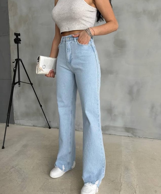Fashionistas do not stop talking about flared jeans this year