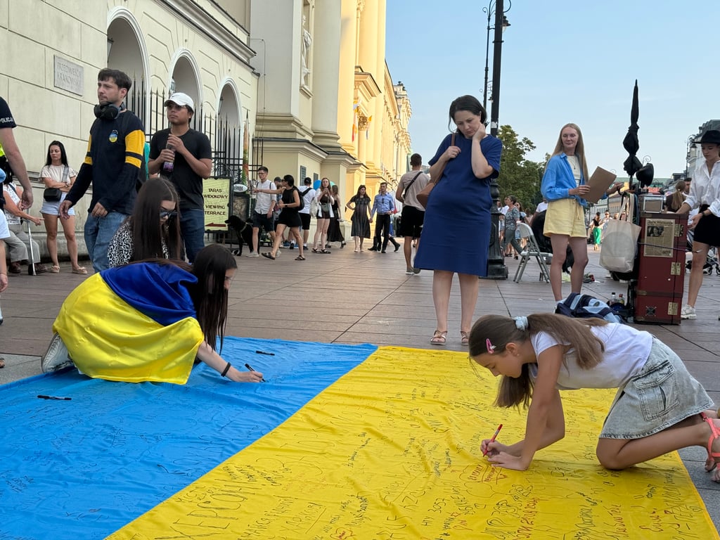 Как украинцы праздновали День Независимости в Варшаве. - фото 3