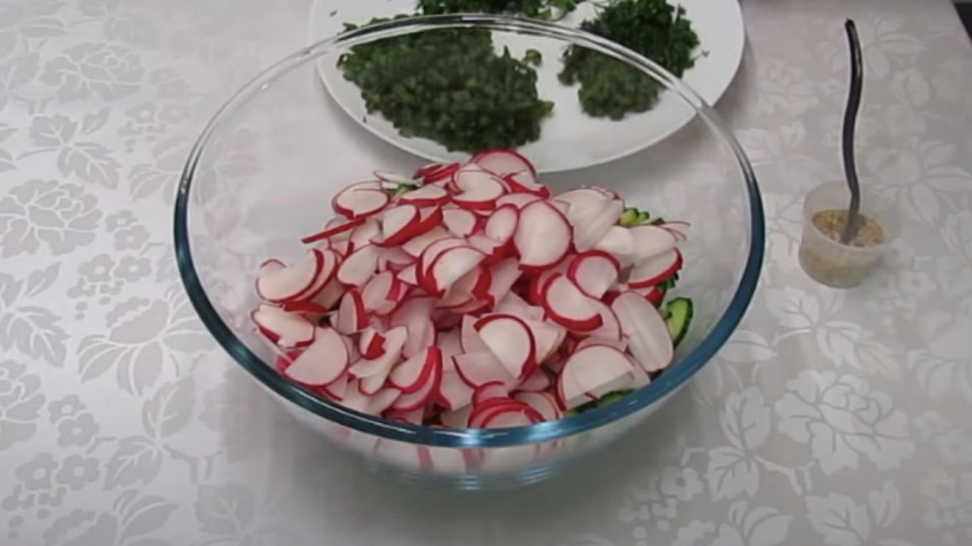 рецепт салата з редискою та огірками 