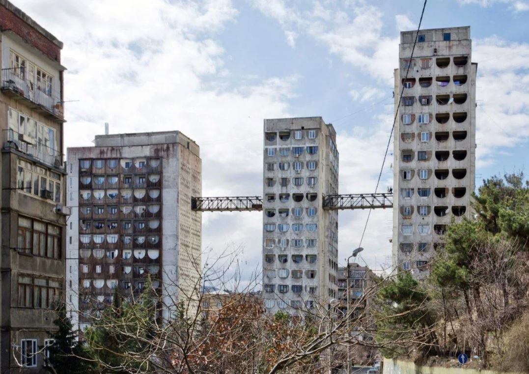 Дивне явище в СРСР — чому мости проходили крізь багатоповерхівки - фото 2