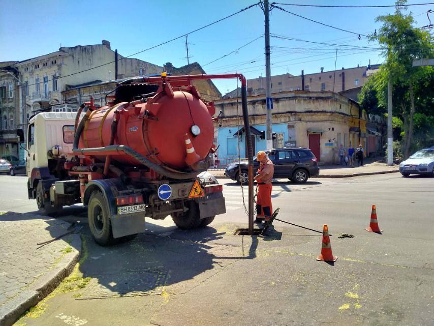 Комунальники працюють на дорогах Одеси. Фото: КП "Міські дороги"