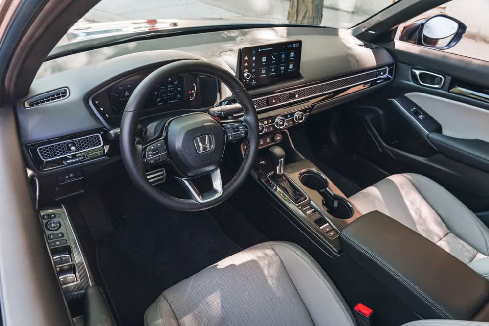 Невеликий седан названий найкращим автомобілем 2024 року - фото 1