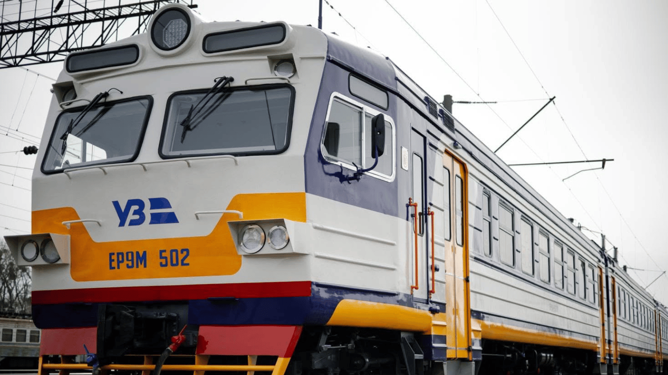 Укрзалізниця змінила рухи поїздів через пошкодження від атак РФ