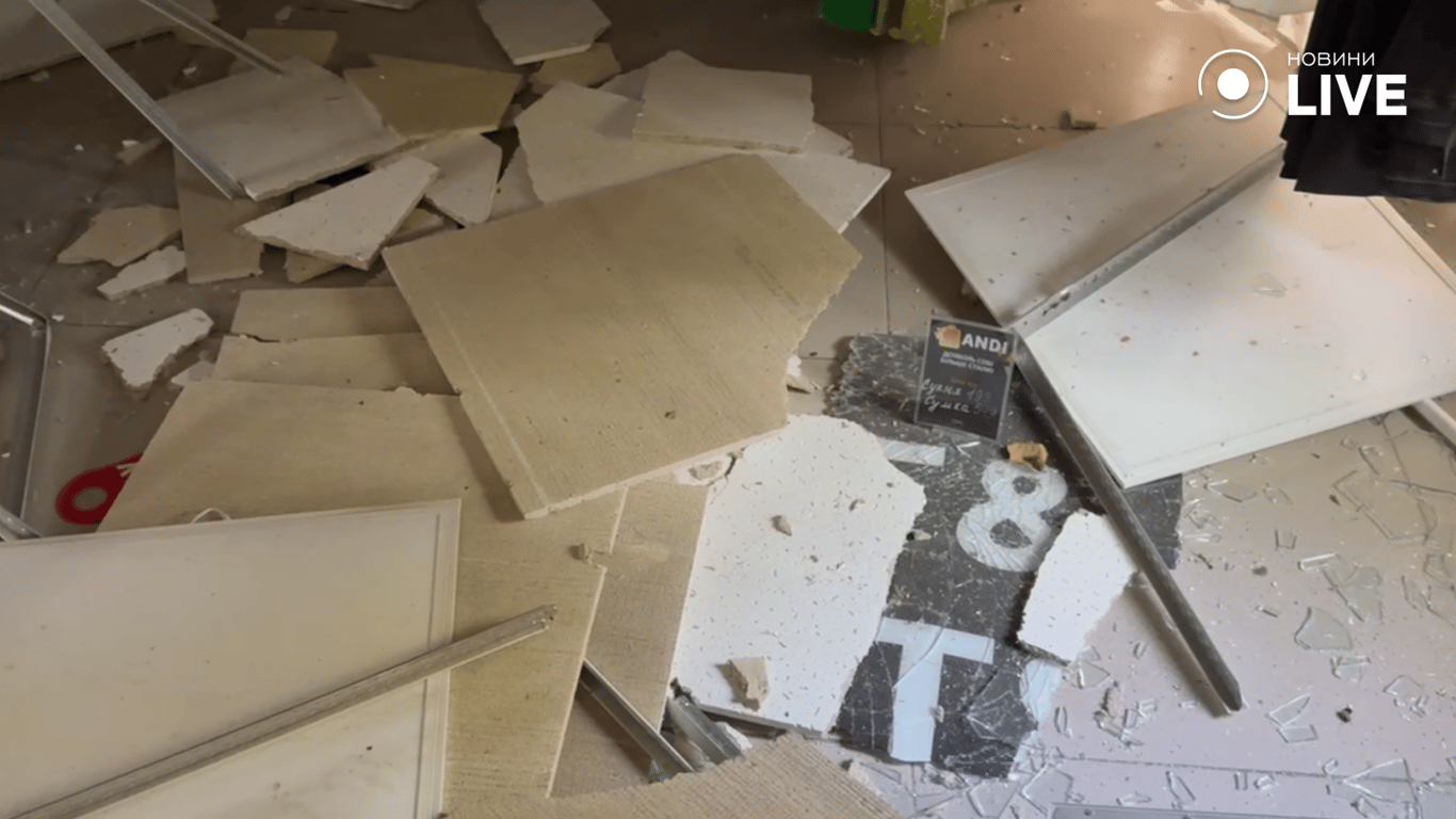 Росіяни б’ють по житлу і бізнесу одеситів —  фото руйнувань - фото 4