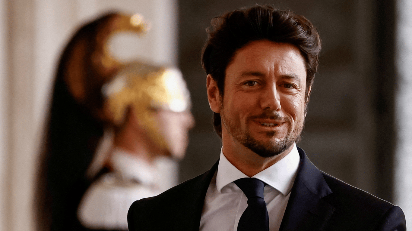 Экс-мужа премьер-министра Италии уволили с телевидения из-за резких высказываний
