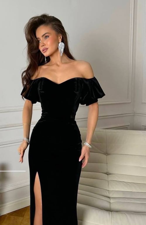 Чорна довга сукня має дуже елегантний вигляд