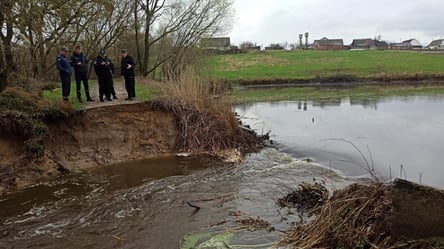 Велика вода насувається: в Іванкові, що на Київщині, розмило дамбу - 285x160