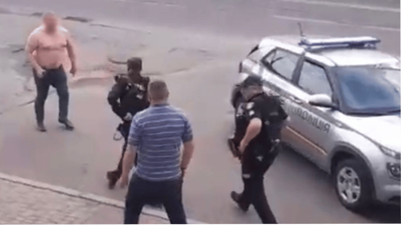 В Подольском районе Киева мужчина напал на полицию