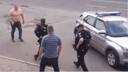У Києві агресивний чоловік напав на поліцейського та вдарив його — деталі - 285x160