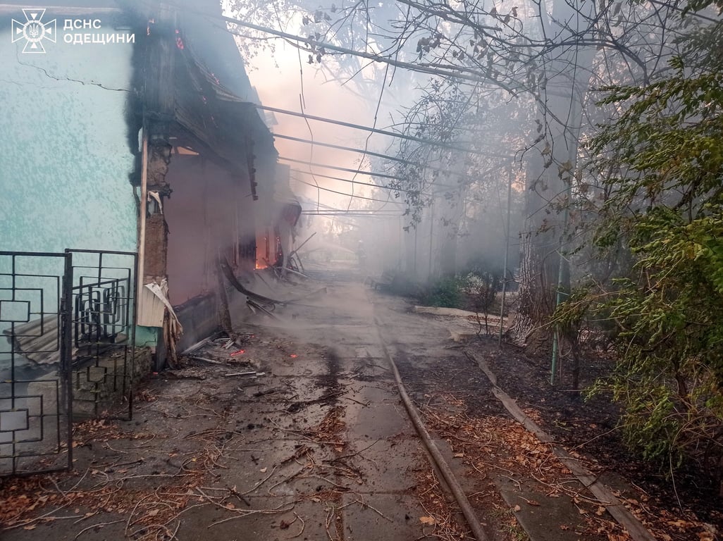 Пошкоджений будинок та двір