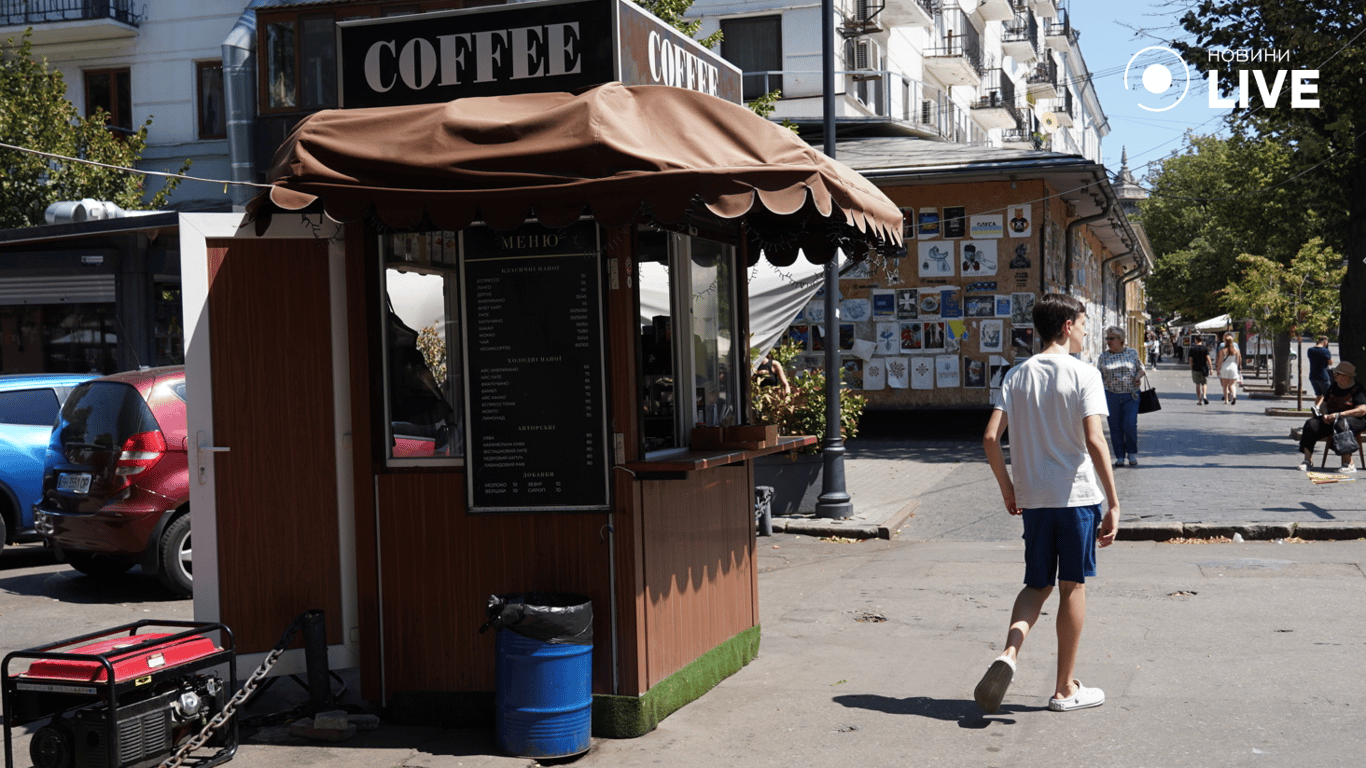 Хлопець біля точки з кавою. Фото: скриншот
