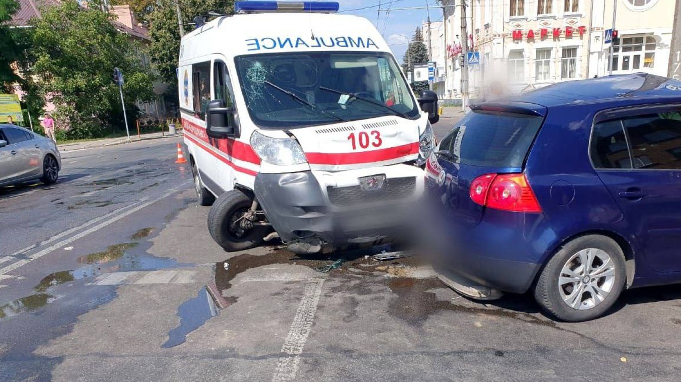 На Київщині "швидка" потрапила у ДТП: поліція повідомила подробиці
