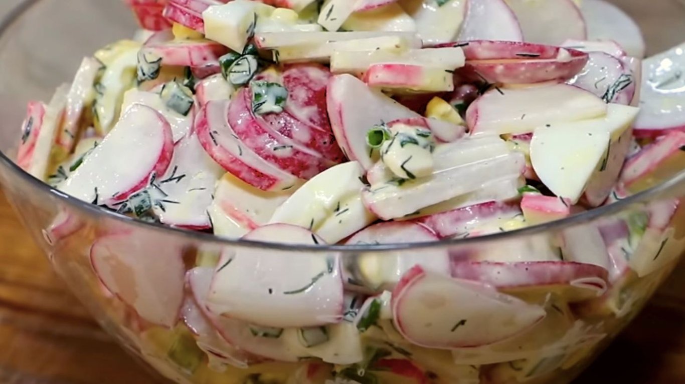 смачний салат з редискою та крабовими паличками