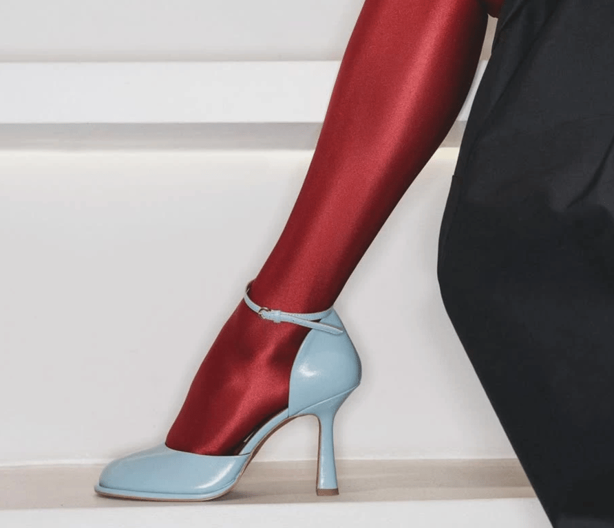 Блакитне взуття додасть ніжності образу