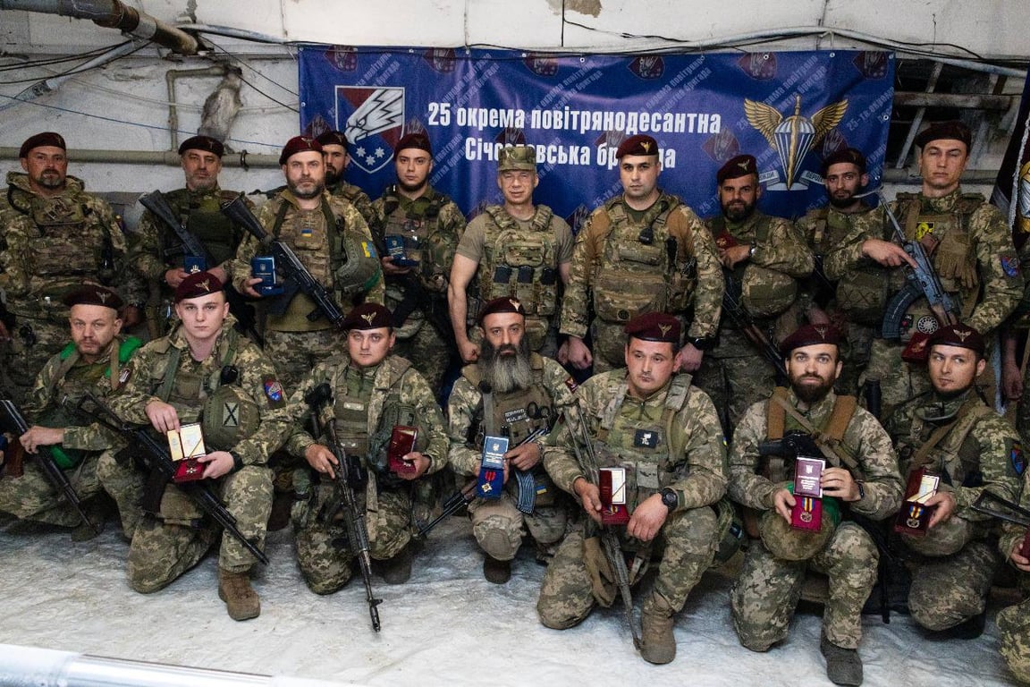Сирський з бійцями 25-ї окремої повітрянодесантної Січеславської бригади