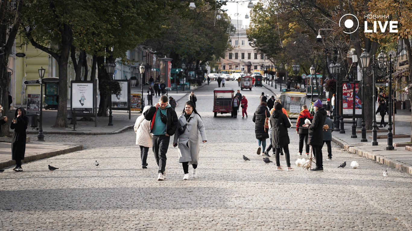 Одесити на головній вулиці міста Дерибасівській 