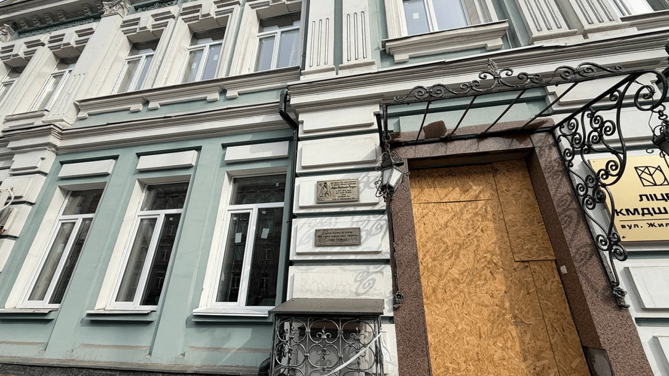 У Києві замінили вікна в садибі Міллера, що пошкоджена через обстріли