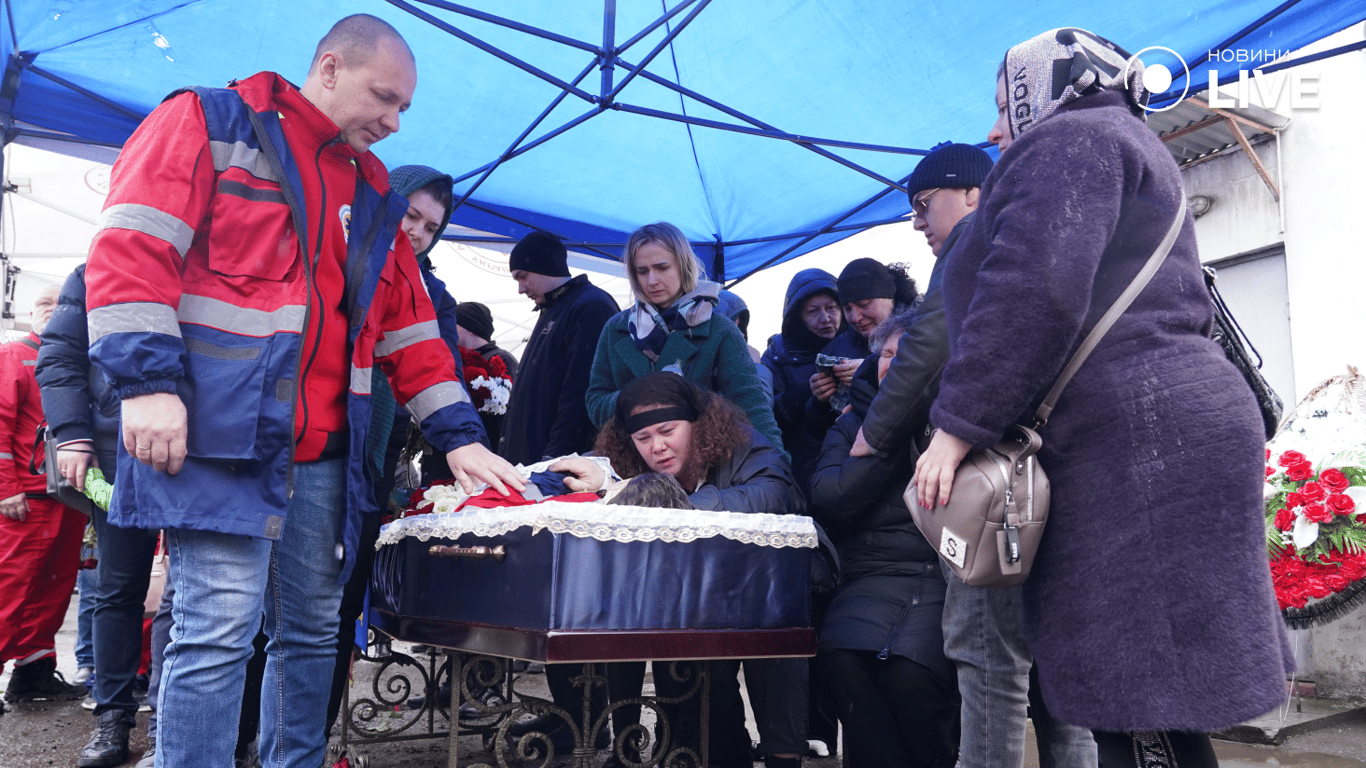 Президент посмертно нагородив одеського фельдшера, який загинув від російської ракети
