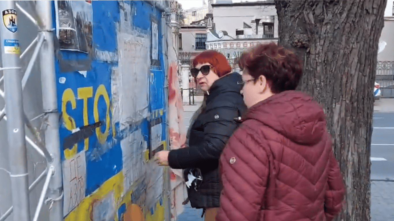 Біля посольства Росії у Ризі зірвали плакати на підтримку українців