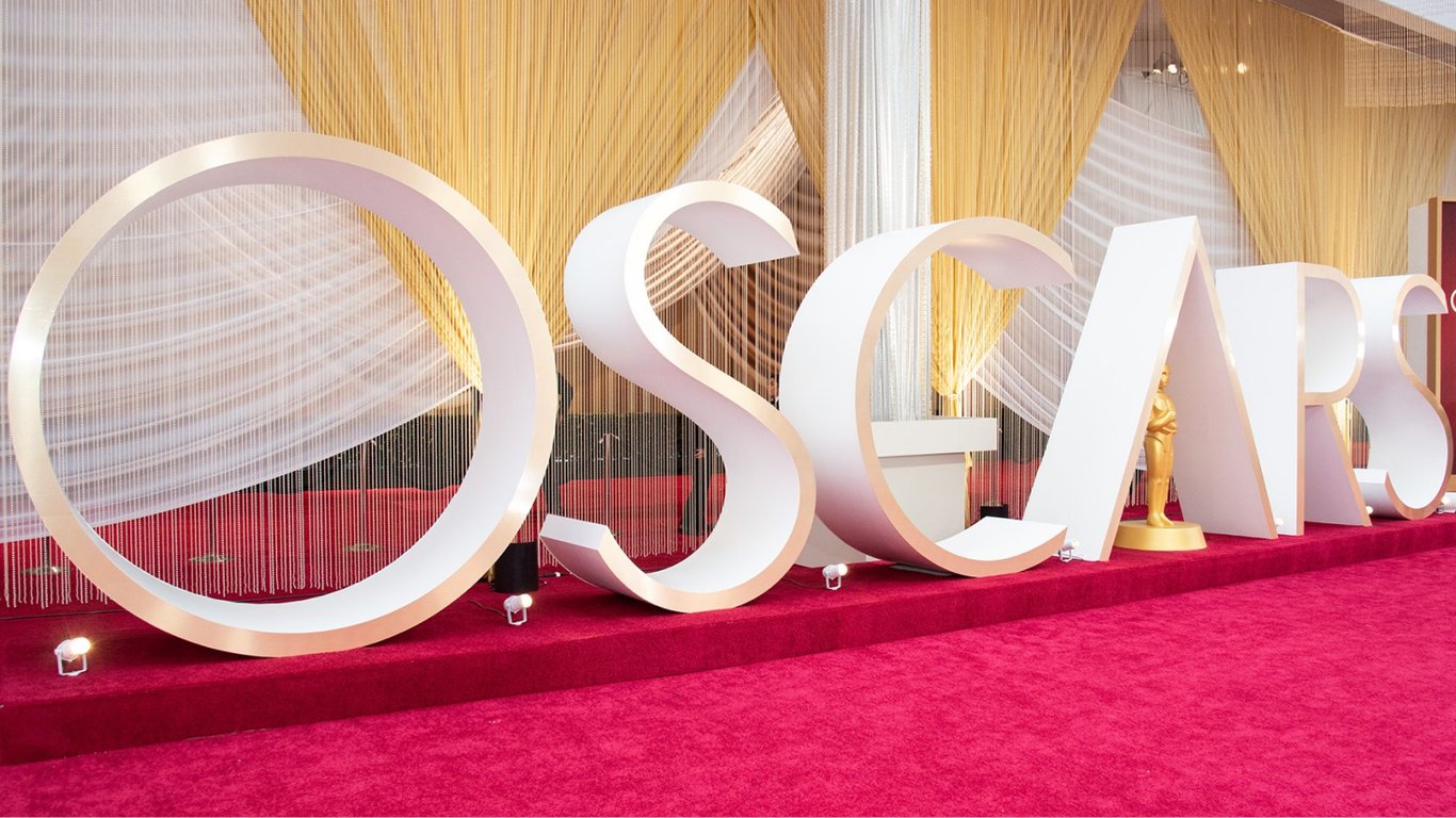 Впервые за 60 лет организаторы премии "Оскар" изменили цвет красной дорожки