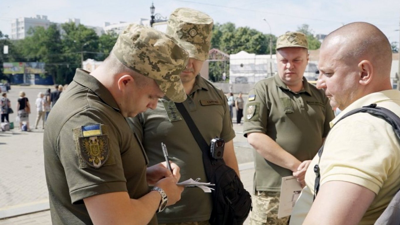 Нові правила мобілізації в Україні: хто може вручати повістки