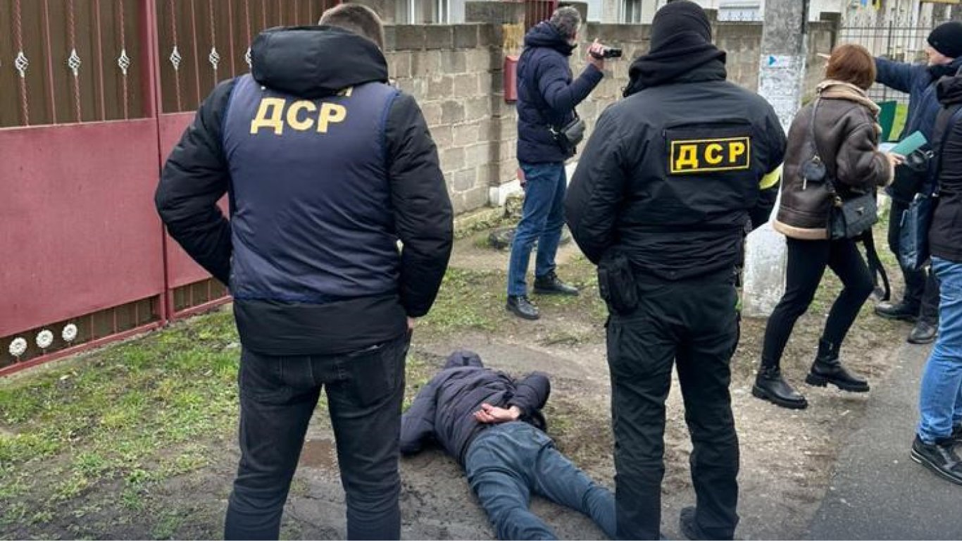 Давил на малый бизнес: в Одесской области поймали на взятке служащего поселковой администрации