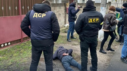 Давил на малый бизнес: в Одесской области поймали на взятке служащего поселковой администрации - 285x160