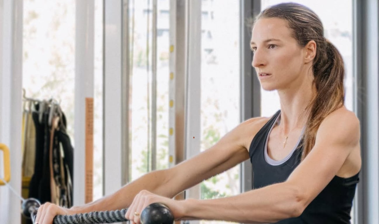 Никола Олислагерс в тренажерном зале перед стартом ЧМ-2026 по прыжкам в высоту