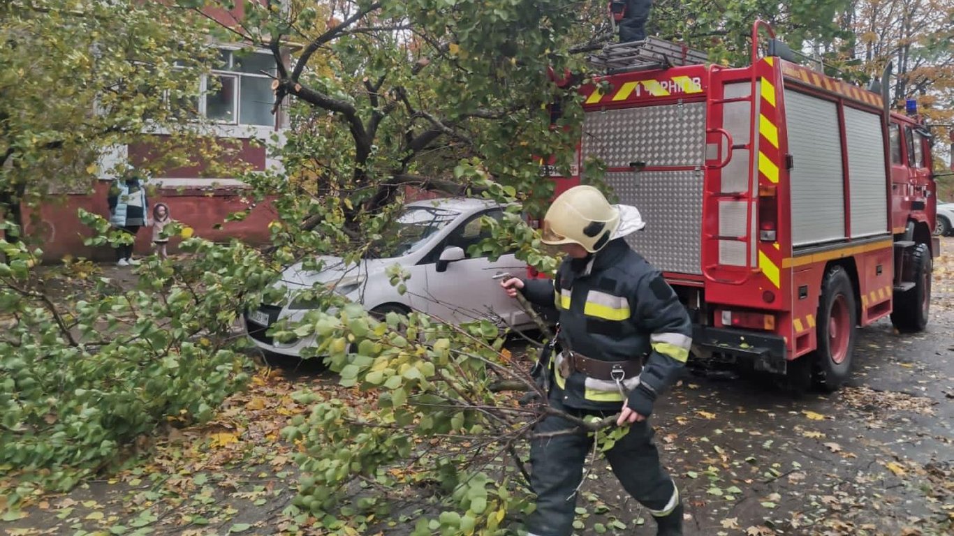 Як вберегти машину від сильного вітру та його наслідків, — лайфхаки