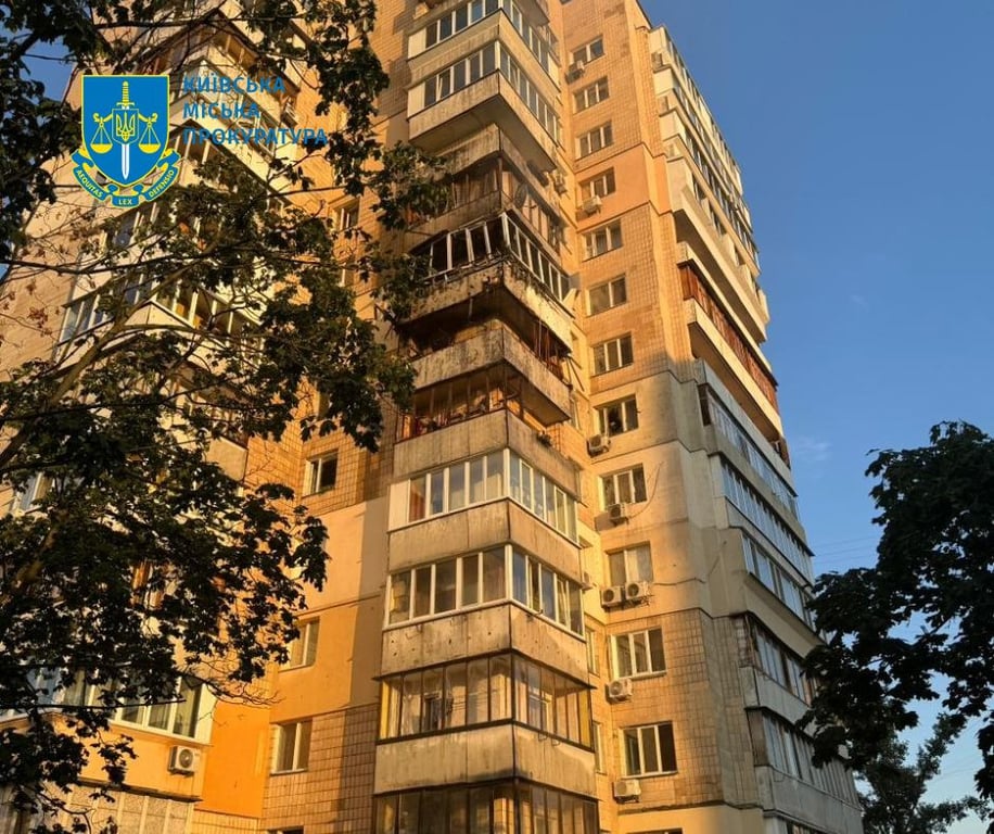 Обломки ракеты попали в здание в Киеве 30 июня
