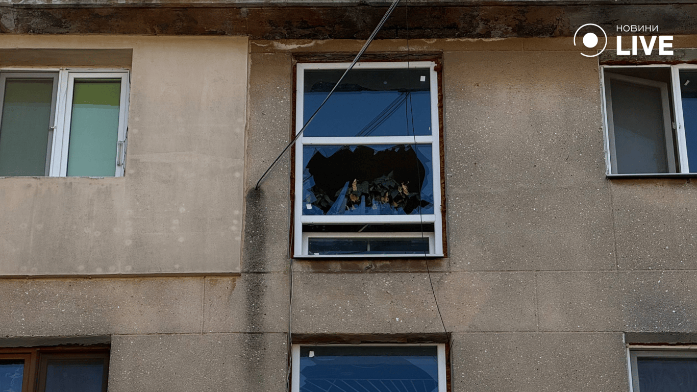 Вибите скло у під'їзді будинку