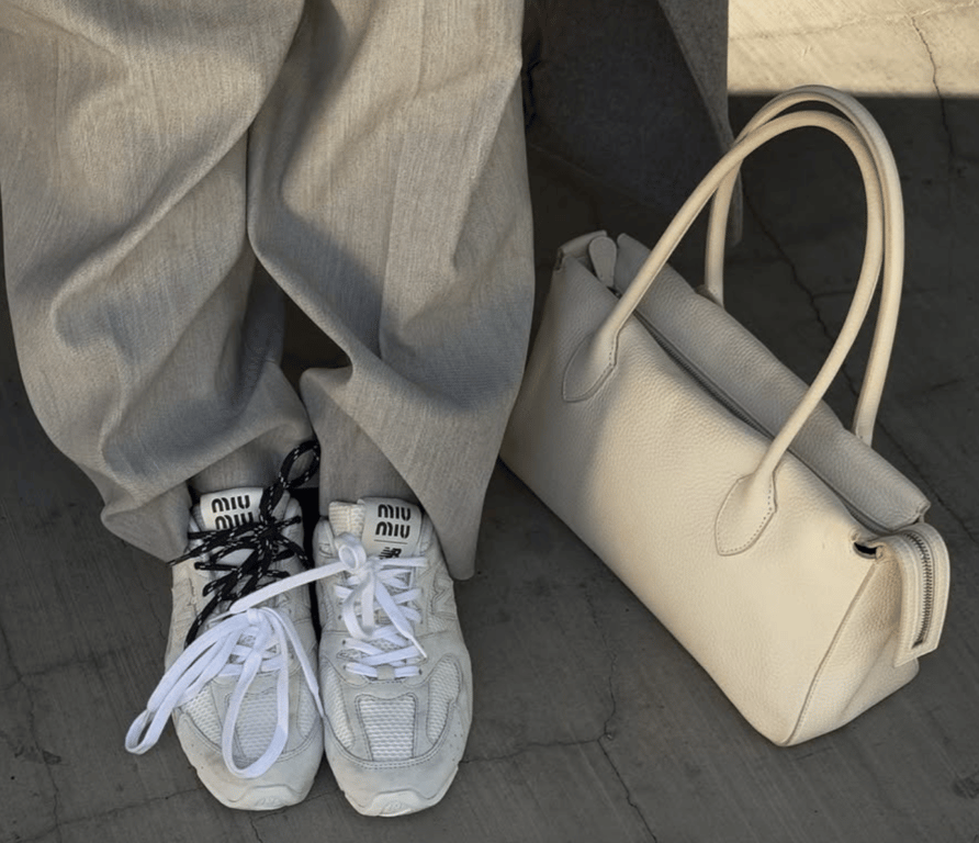 Образ модель доповнила стильними аксесуарами