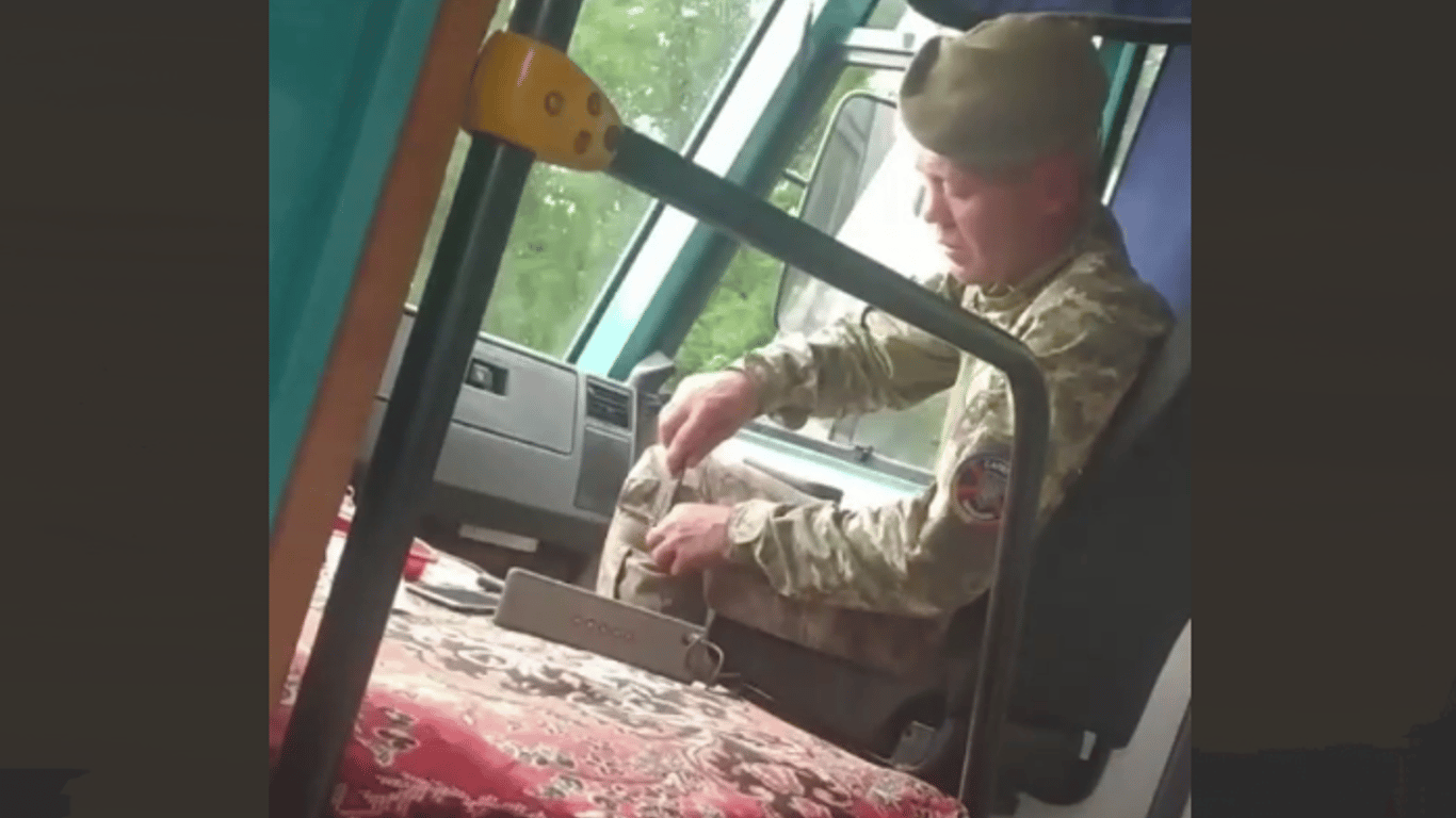На Київщині чоловік у військовій формі дістав ніж у маршрутці