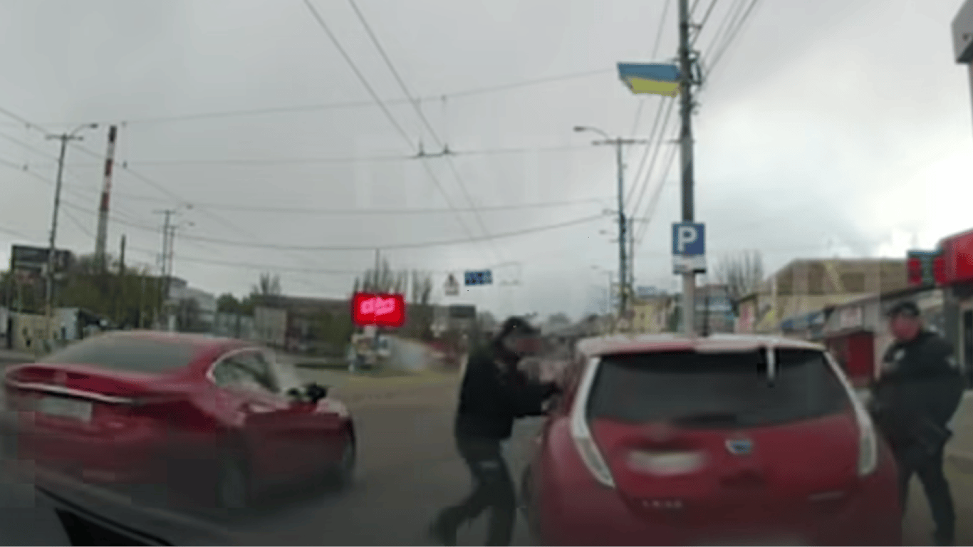 У Запоріжжі на поліцейських напали з сокирою: відео