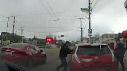 В Запорожье на полицейских напали с топором: видео - 285x160