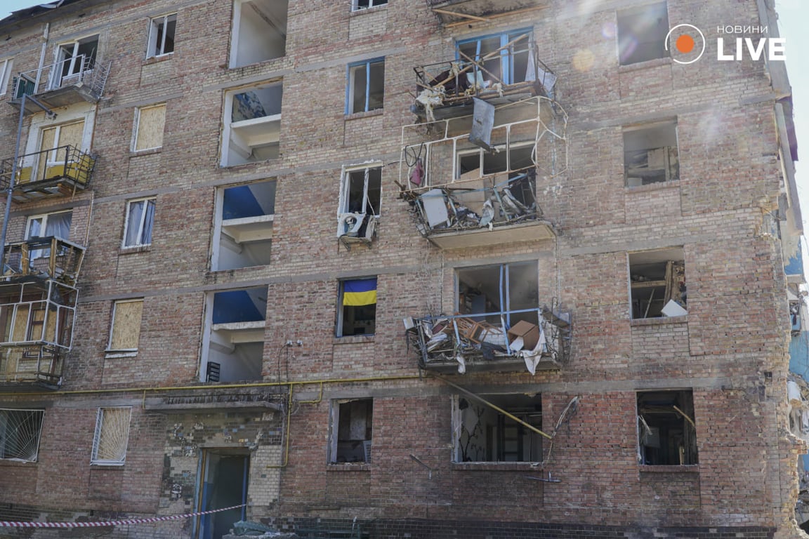Фоторепортаж зі знищеного ракетою будинку у Києві на Сирці — яка його доля та що обіцяють мешканцям - фото 4