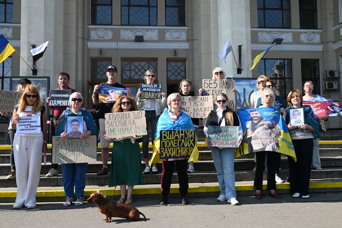 Одеса завмерла на хвилину, щоб вшанувати загиблих — фоторепортаж - фото 8