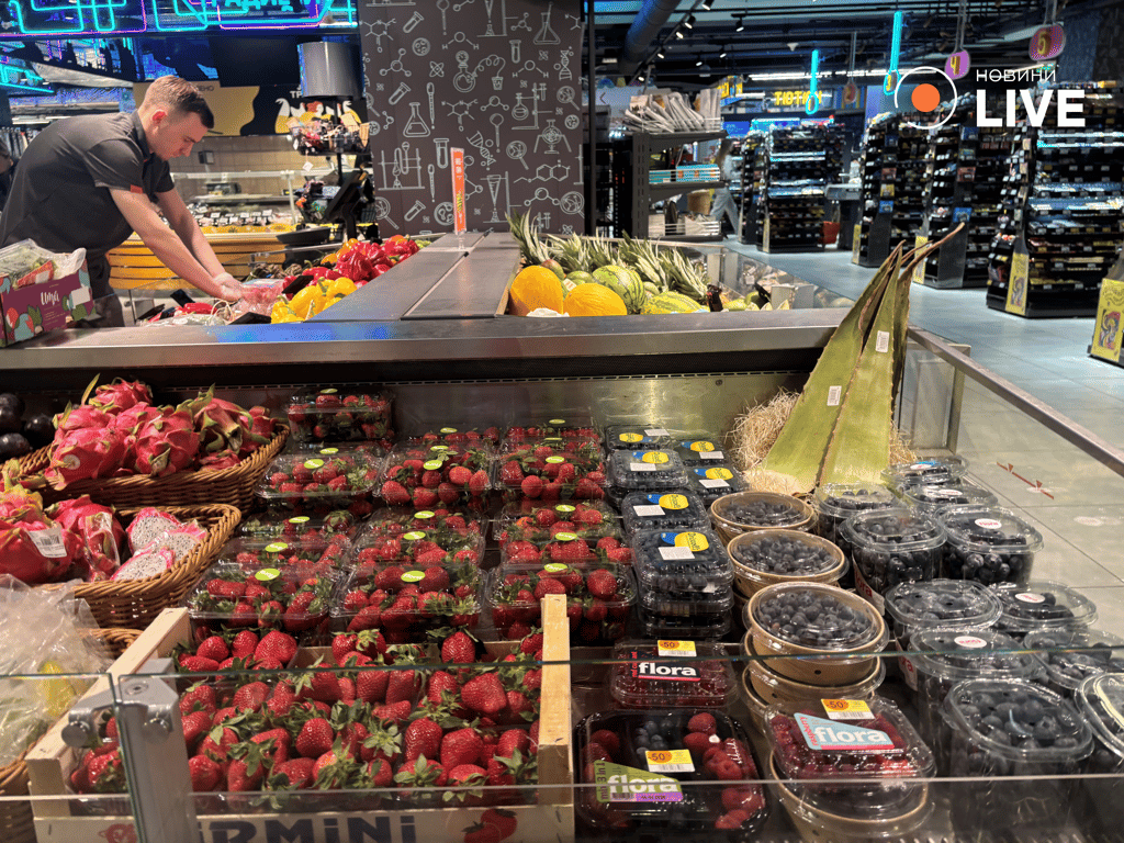 Ягоди в супермаркеті