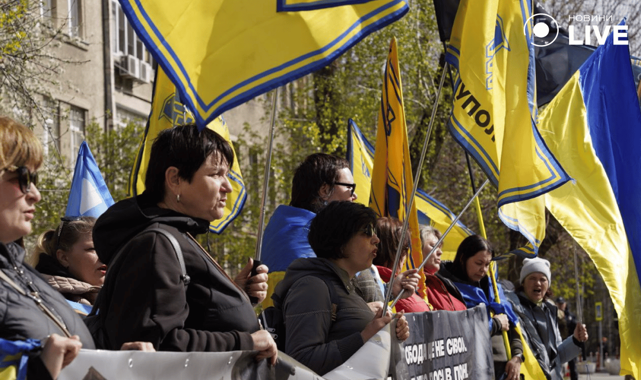 Під стінами МВС: родичі та активісти вимагають обміну військовополонених