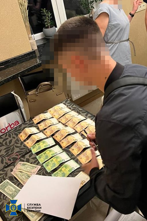 Вилучені гроші правоохоронцями. Фото: СБУ